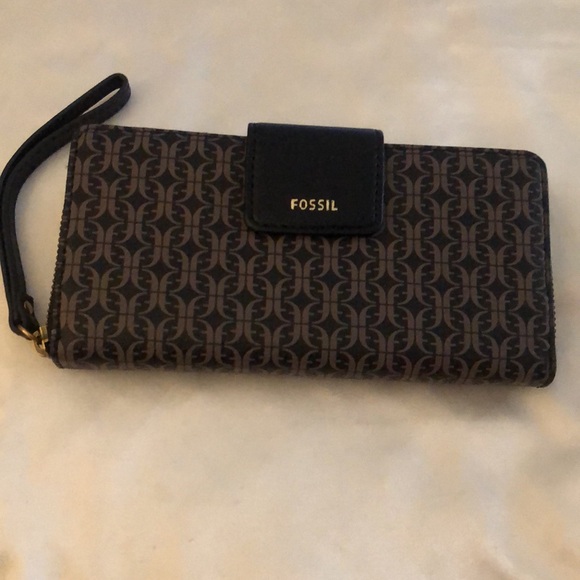 Fossil Madison Zip Clutch Black Brown Faux Leather Geometric Logo Pattern NWT - Picture 15 of 16